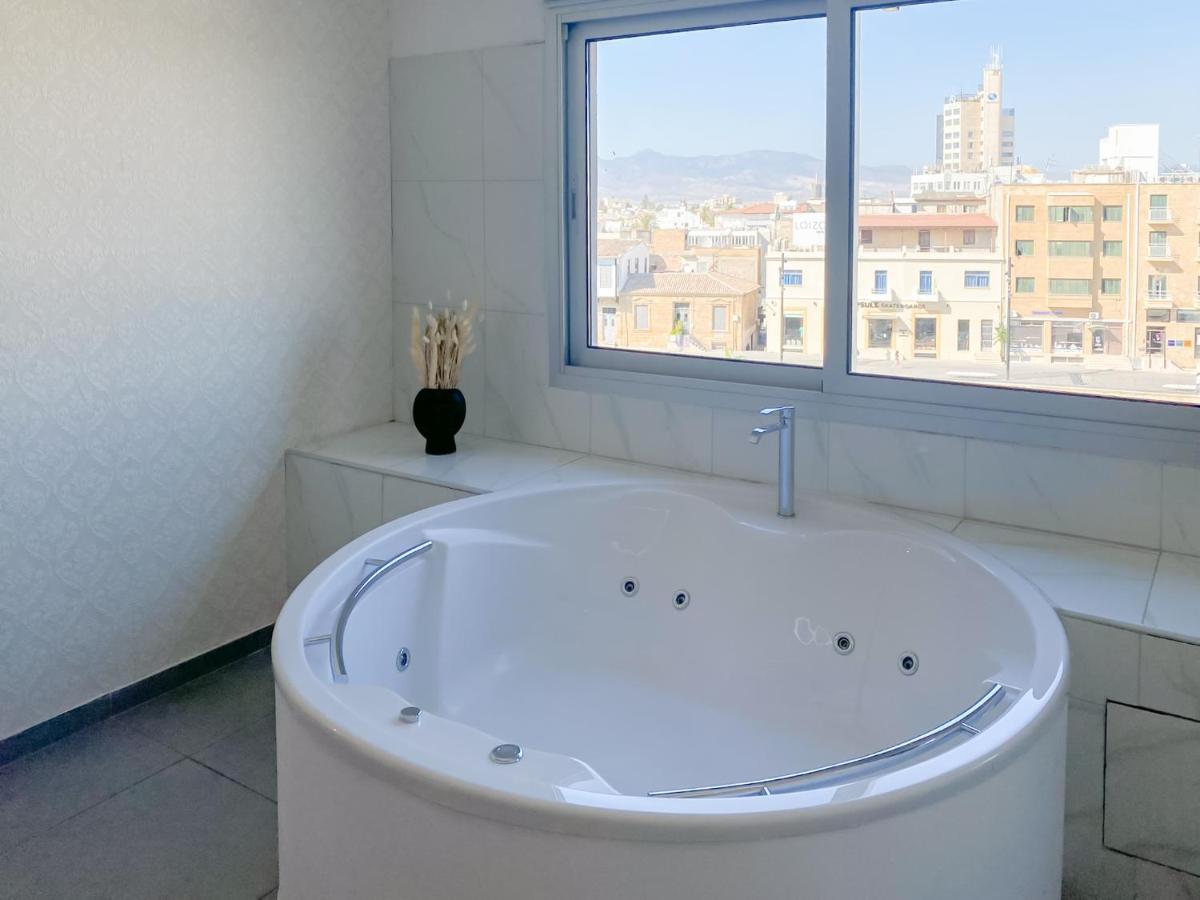 Phaedrus Living: Plateia Apartment *