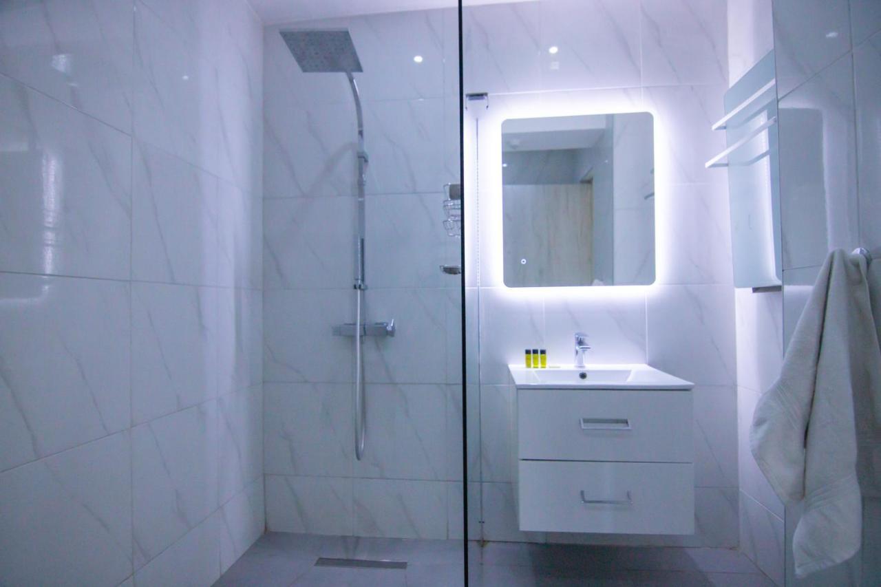 Phaedrus Living: Plateia Apartment