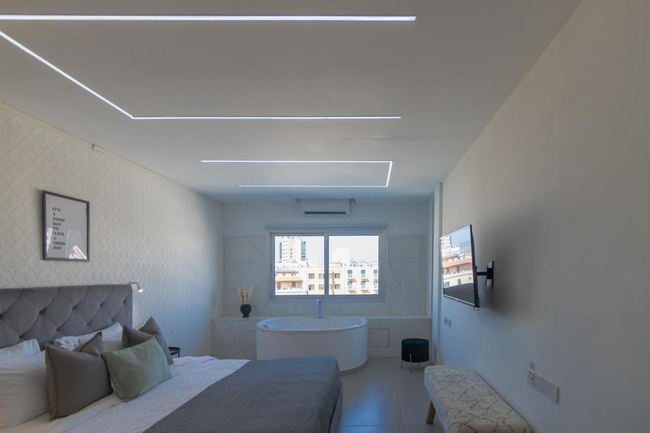 Phaedrus Living: Plateia *